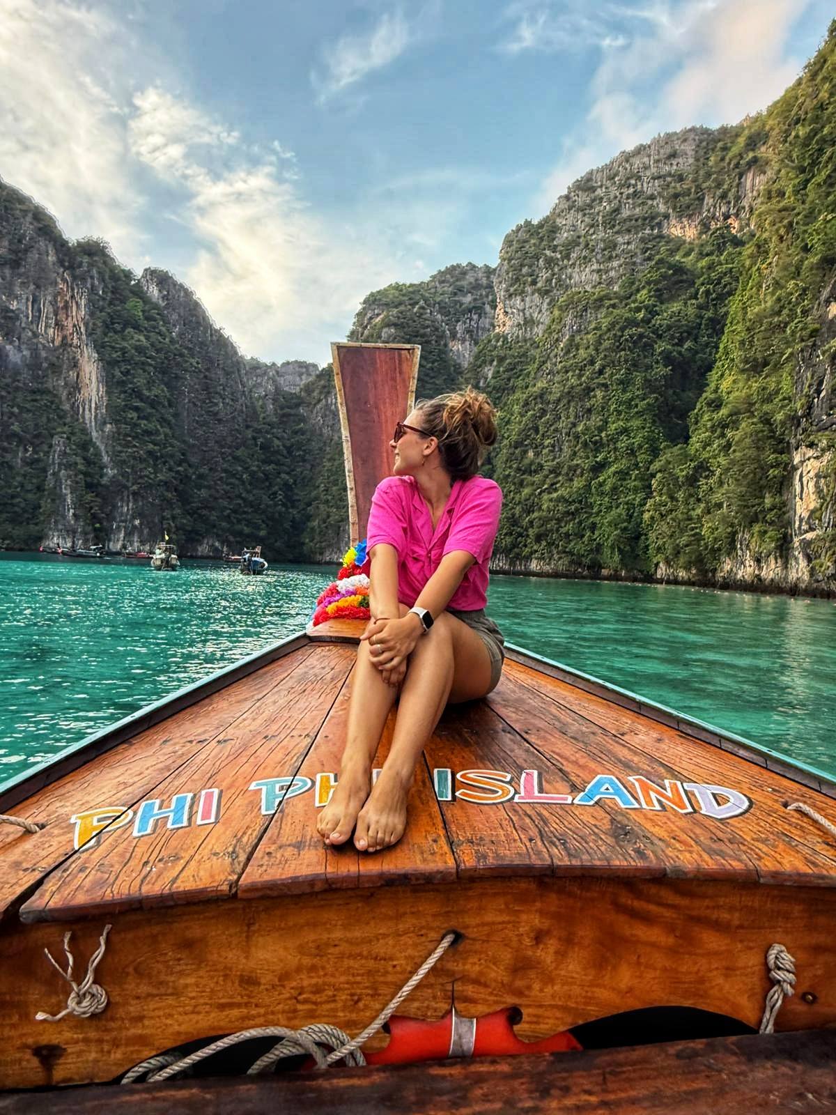 Tajlandia - zatoka Maya Bay na kolorowej łodzi.jpg